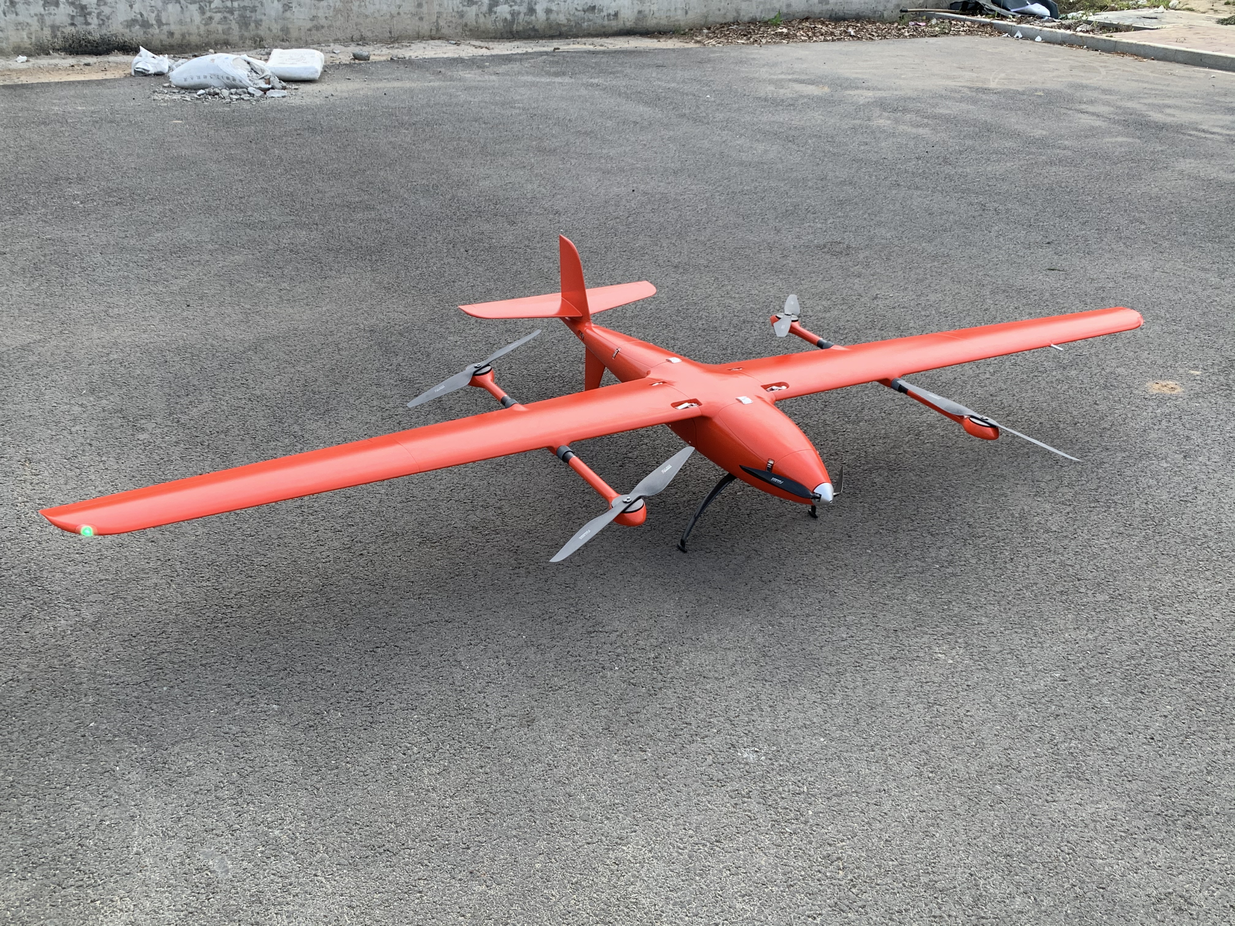 大飛機航攝(左)<a href='http://lineaseguros.com/typearticle/330-1.html' target='_blank' title='無(wú)人機航攝'><strong>無(wú)人機航攝</strong></a>(右)